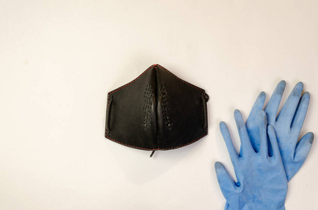 防尘,防化学和防病毒口罩,白色背景上带橡胶蓝色手套,带文字位置.照片