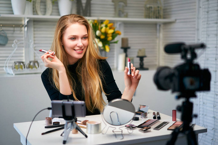 美女博主女人在三脚架上近镜头拍摄日常化妆教程.