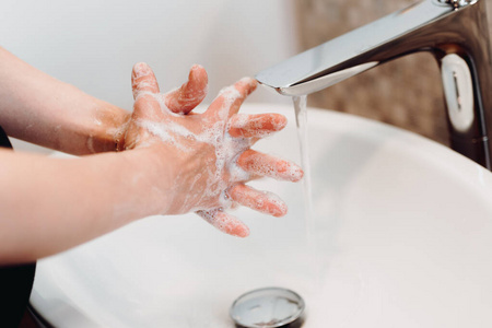 大流行 预防 打扫 工作 下沉 擦洗 浴室 卫生 漂白剂