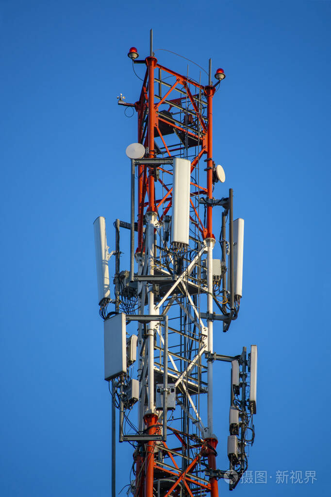 4g和5g蜂窝通信塔小区基站无线通信天线发射机在蓝天下有天线的电信塔