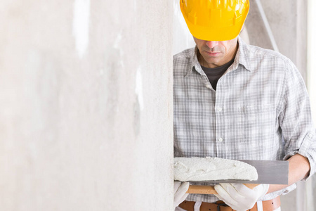 建设者 房子 安全帽 男人 在室内 污点 改进 工匠 抹灰