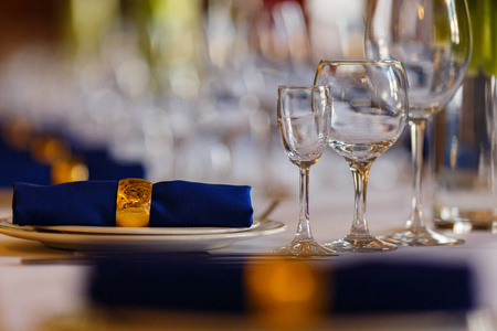 酒杯宴会上餐桌上用来盛酒和香槟的玻璃杯照片