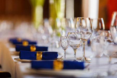 酒杯宴会上餐桌上用来盛酒和香槟的玻璃杯照片