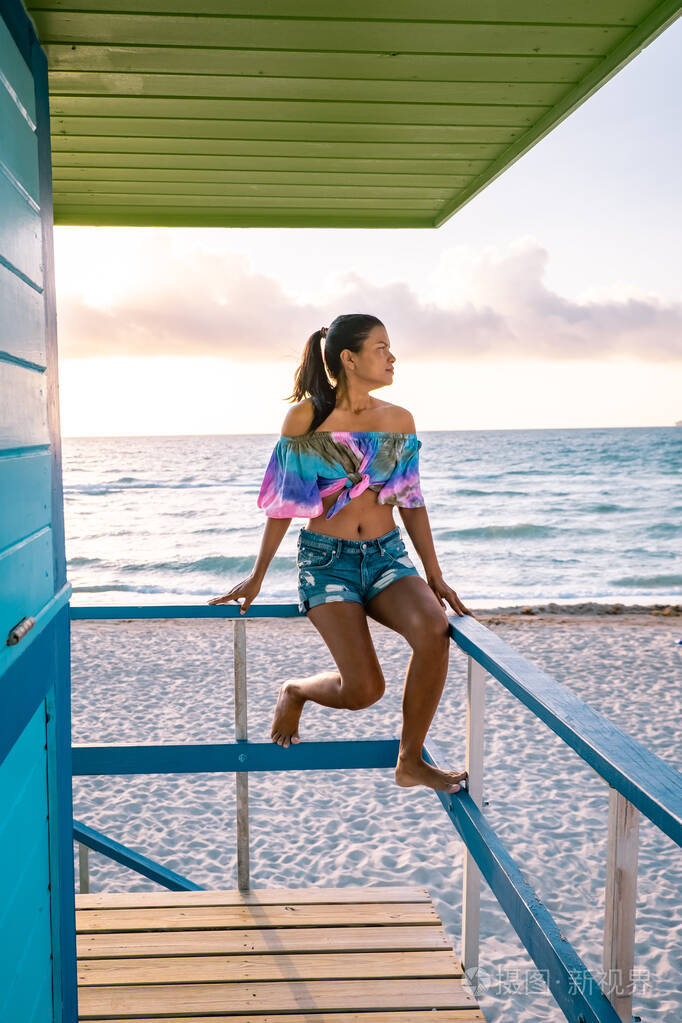 迈阿密海滩佛罗里达迈阿密海滩救生员小屋里的女人海滩上穿着比基尼的