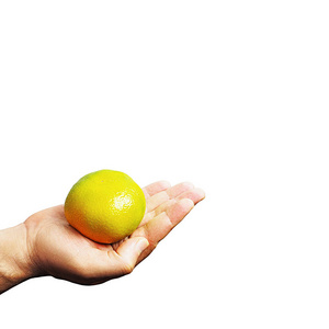 鲜黄色的柑桔躺在一个孤立的背景上的手掌