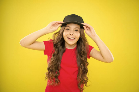 现代时尚.儿童时尚.可爱的儿童戴帽子或按扣帽.戴棒球帽的小女孩.