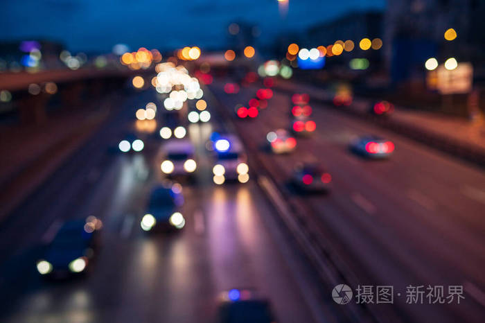 在城市街道上,拥挤的交通灯下,五颜六色的圆形灯塔闪闪发光