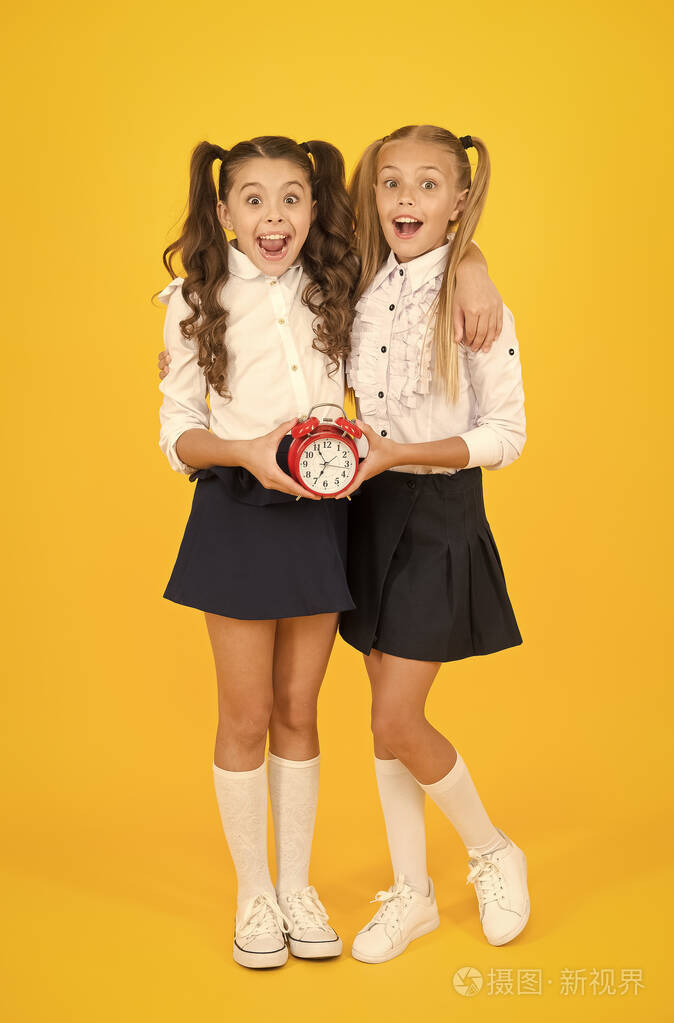 及时回到课堂9月1日快乐的小女孩们回到学校小孩子对着钟微笑欢迎回来