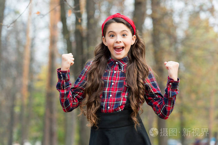 获胜者宣布秋日户外快乐赢家快乐的女孩做胜利者的手势庆祝胜利或成功