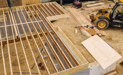 绝缘 木材 基础 框架 新的 木板 小屋 未完成 重塑 建设