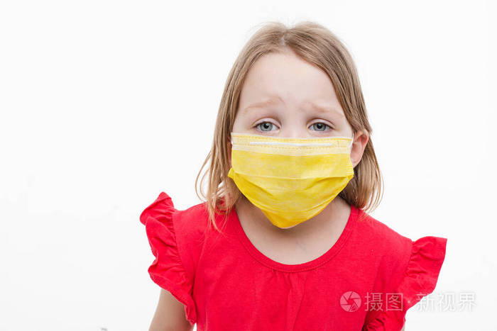 脸上戴着黄色医用面具的小女孩很害怕孤立在白色背景上