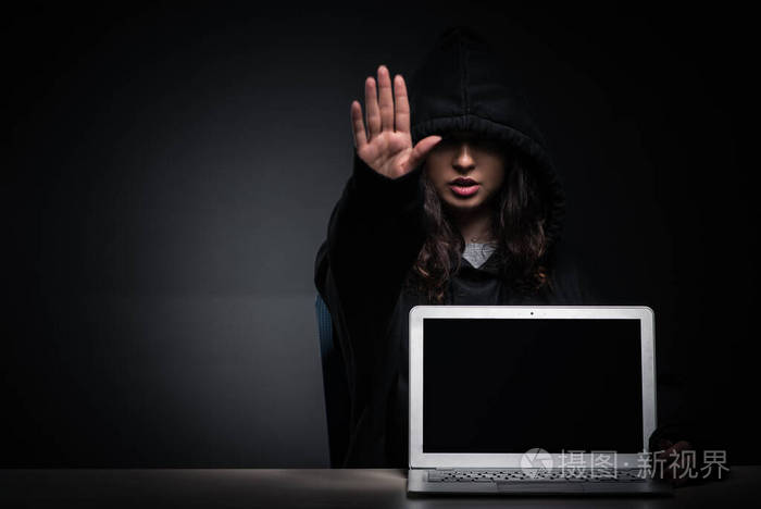 女黑客上班迟到入侵安全防火墙