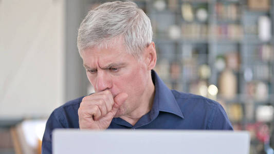病人在笔记本电脑上工作时咳嗽的照片