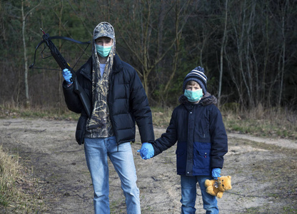 行走 感染 保护 男人 流行病 小孩 拍摄 面对 森林 玩具