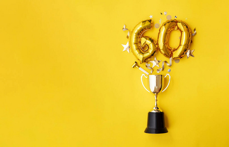 60黄金周年庆典气球从获奖奖杯中爆炸