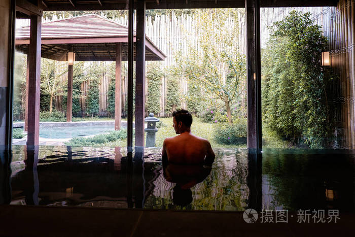 安森木制浴缸男士在泰国清迈泡温泉安森日式浴缸