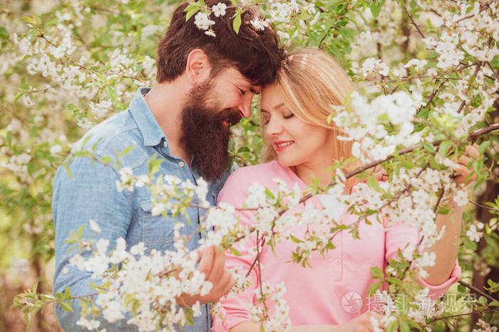 情人节约会的浪漫情侣2月14日一对夫妇笑着拥抱着