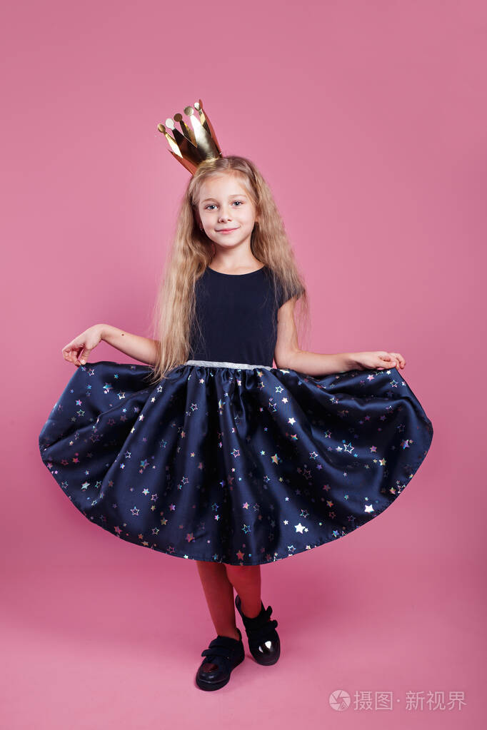 漂亮的女孩穿着粉色背景的小公主照片-正版商用图片2b5t9y-摄图新视界