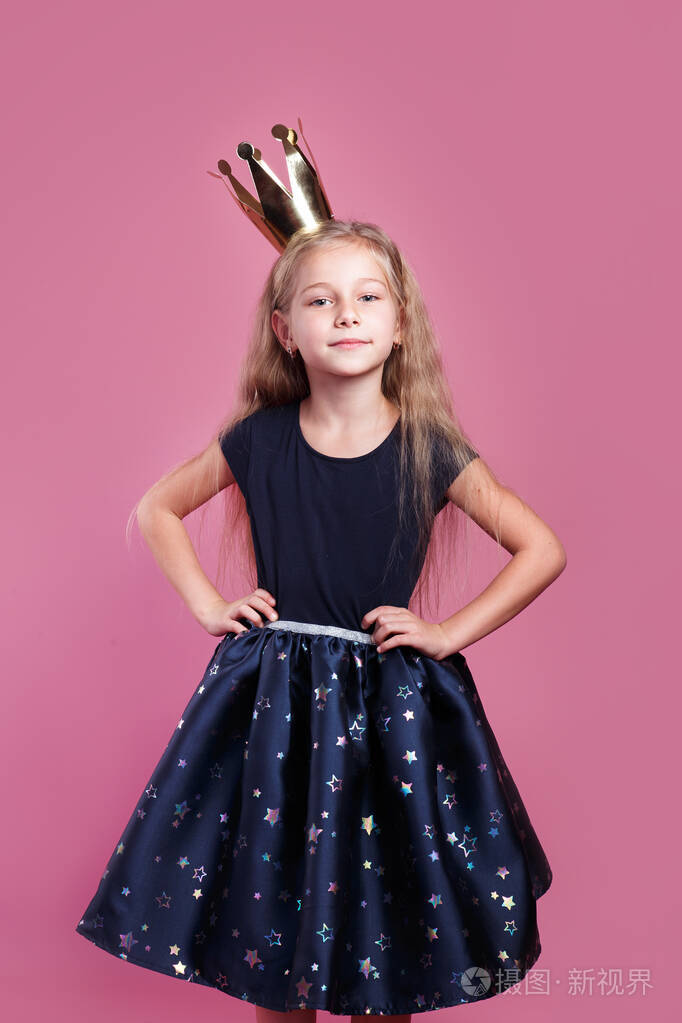 粉色背景的漂亮小公主