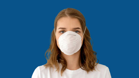 戴口罩预防冠状病毒感染的妇女