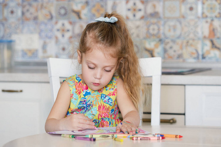 幼儿园 在线 油漆 桌子 微笑 素描 纸张 绘画 女儿 艺术家