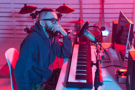 吉他手音乐键盘专业音乐人录音合成器在家数码录音室,音乐制作技术