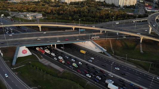 汽车在多层交叉路口行驶照片