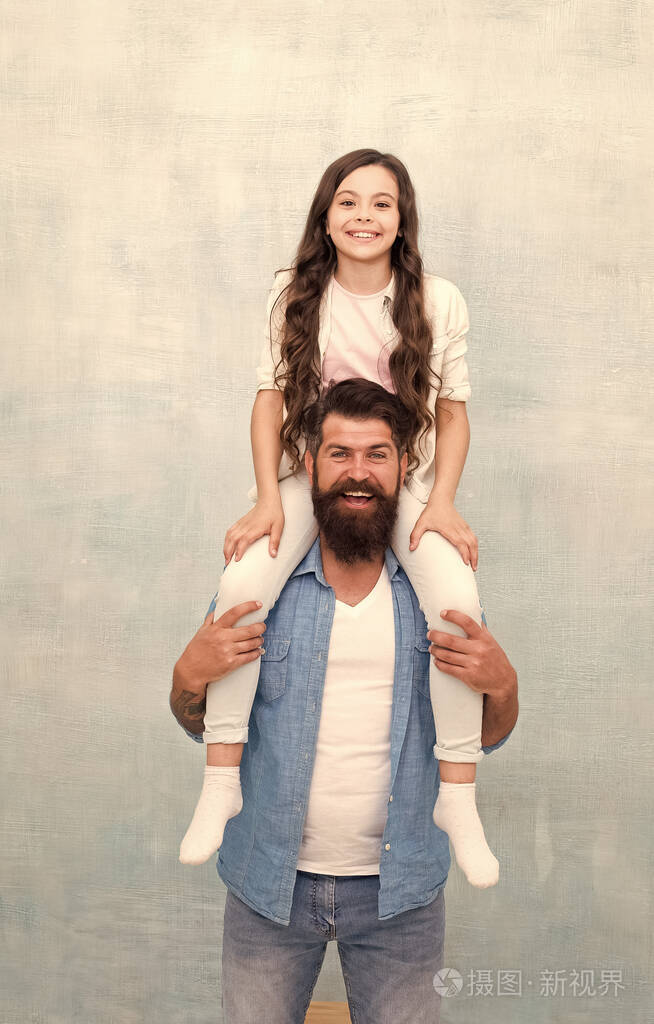 快乐的父亲背着女儿.享受幸福的关系.爱和信任.休闲和休息时间.