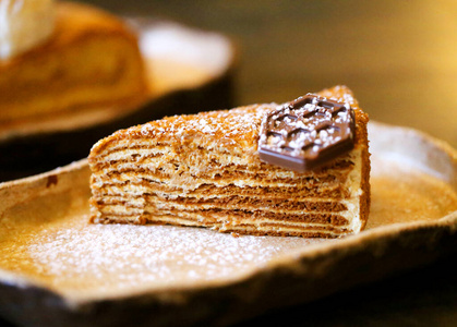 烹调 蜂蜜 餐厅 照片 巧克力 粗面粉 蛋糕 特写镜头 桌子