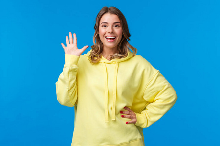 加入美丽开朗友好外向的金发女孩挥手致意,不拘小节的打招呼概念