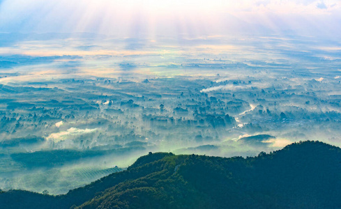 阳光 黄昏 全景图 远的 森林 朦胧 山谷 天空 高的 村庄