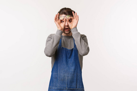 咖啡店的工作人员难以置信地眼睛,惊讶地盯着不可思议的东西,站在白色