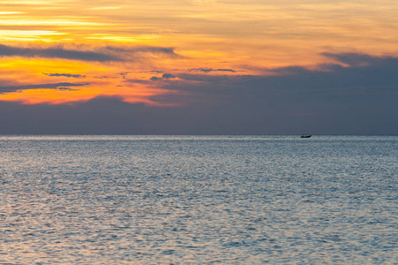 美丽的日落和提奥曼岛的海滩