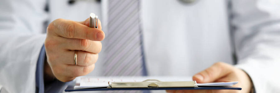 男全科医生递给病人银笔要求签一些文件照片