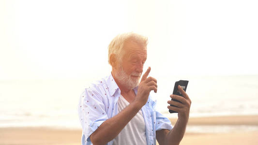 男人 小工具 细胞 海滩 放松 白种人 发短信 因特网 闲暇
