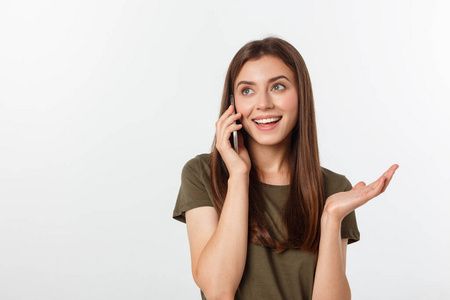 在白色背景下，一个在电话里说话和发短信的大笑的女人。