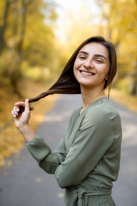 微笑 秋天 白种人 闲暇 季节 连衣裙 仙女 树叶 摆姿势