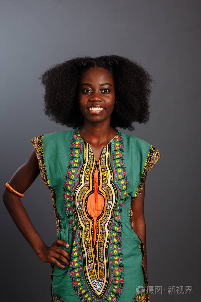穿着刚果民族服装的迷人的非洲裔美国时装模特摆姿势微笑着