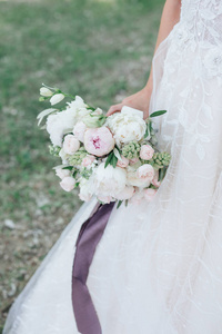 户外婚纱背景上的乡村婚礼花束图片