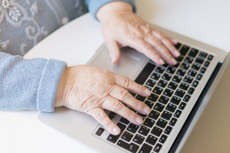 养老金领取者 老的 信息 退休 女人 键盘 笔记本 通信