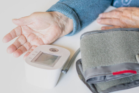 听诊器 白种人 脉冲 医生 血压计 测量 成人 帮助 老年人