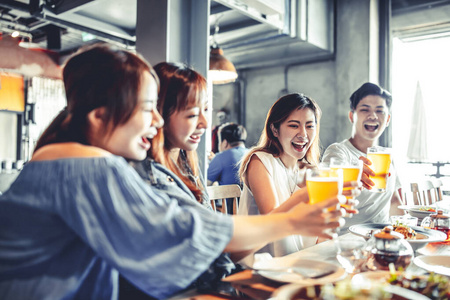 友谊 晚餐 朋友 啤酒 女孩 酒吧 假日 享受 酒精 闲暇