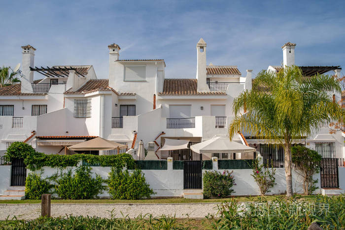 旅游者的白色别墅正等待着人们在旅游季节参观