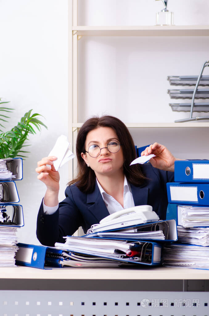 对过度工作不满的中年女商人