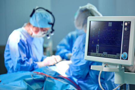 医院外科手术室心电图显示病人心率模糊的外科医生团队