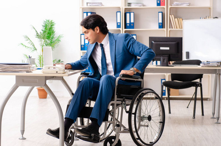 坐轮椅在办公室工作的男员工