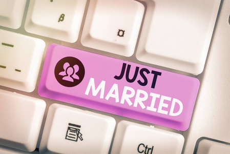 写便条显示刚结婚。展示最近结婚或结婚的人的商业照片。