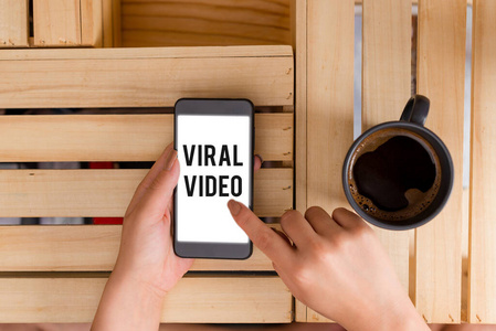 手写文本病毒视频。概念是指通过互联网分享而变得流行的视频。