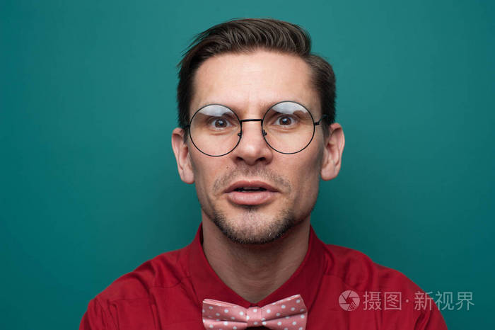 一位戴眼镜的年轻人的肖像