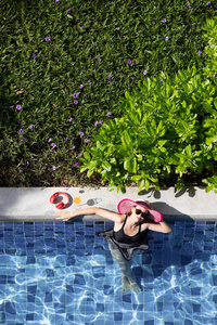 果汁 女人 身体 太阳 时尚 娱乐 泳池边 帽子 比基尼